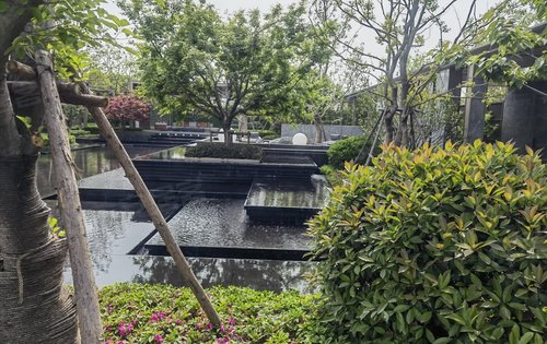 社区门口层次感分明的水景