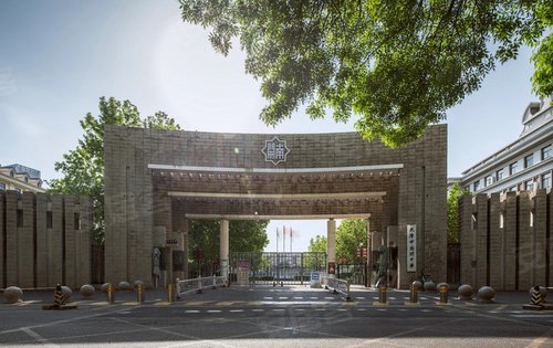 南开中学可能是拥有文物保护建筑多的中学,伯苓楼,范孙楼,瑞廷礼堂,一