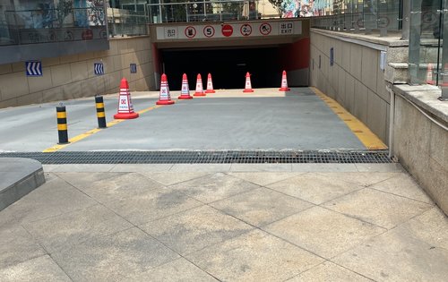 蓝光雍锦香颂动态:小区地下车库入口-昆明安居客
