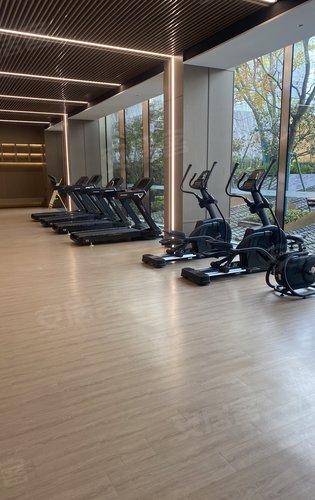 小区配套的健身房一角