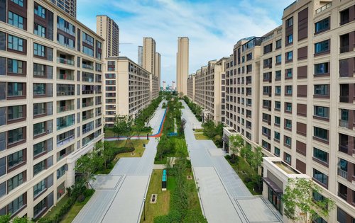 融创·湖润园动态:小区路面全部采用的是渗水砖,路面整洁平整-镇江