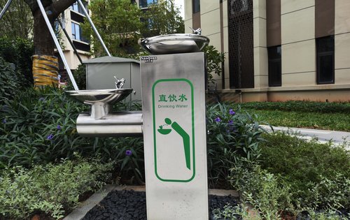 小区自带直饮水装置运动时不需要带水杯饮水方便安全