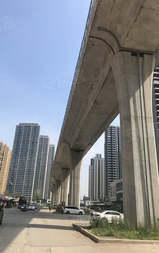 烽勝路上的五號線輕軌高架橋