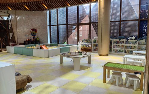 中海星时代售楼处里的儿童活动区详情咨询