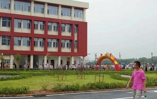 紧邻我们朗诗西海岸的南湖小学9月1号正式开学了,礼献优秀学子